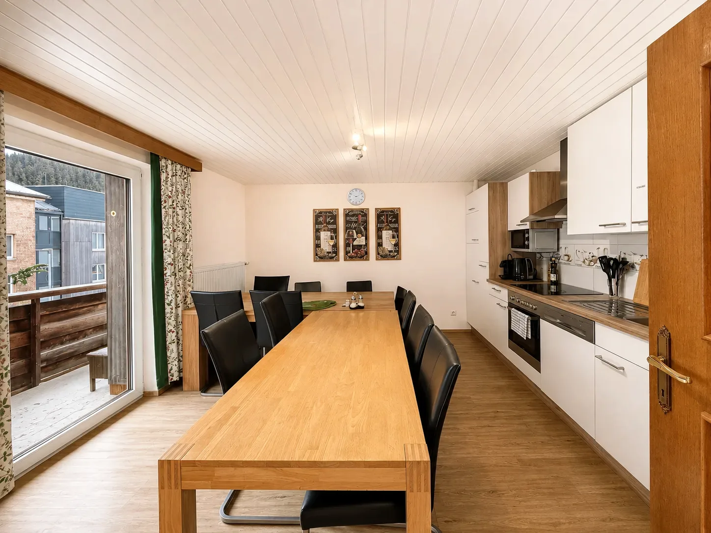Gemeinschaftsküche und Esstisch für Gruppen im Haus St. Martin