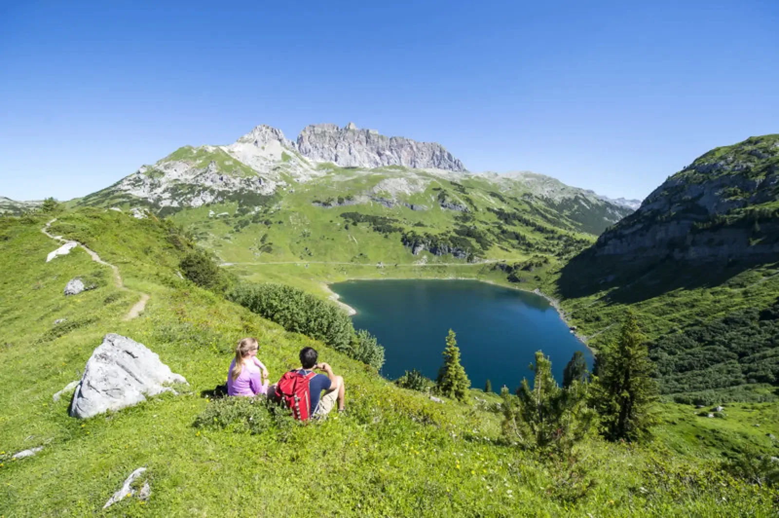 Mountainbike an einem Alpensee im Klostertal